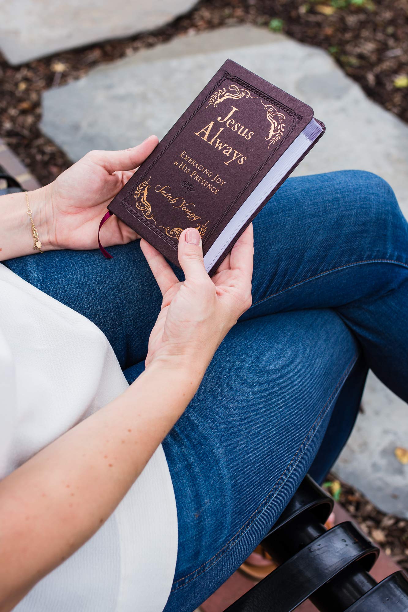 Jesus Always, Leathersoft, with Scripture References : Embracing Joy in His Presence (a 365-Day Devotional) 9 Jesus Always, Leathersoft, with Scripture References : Embracing Joy in His Presence (a 365-Day Devotional)